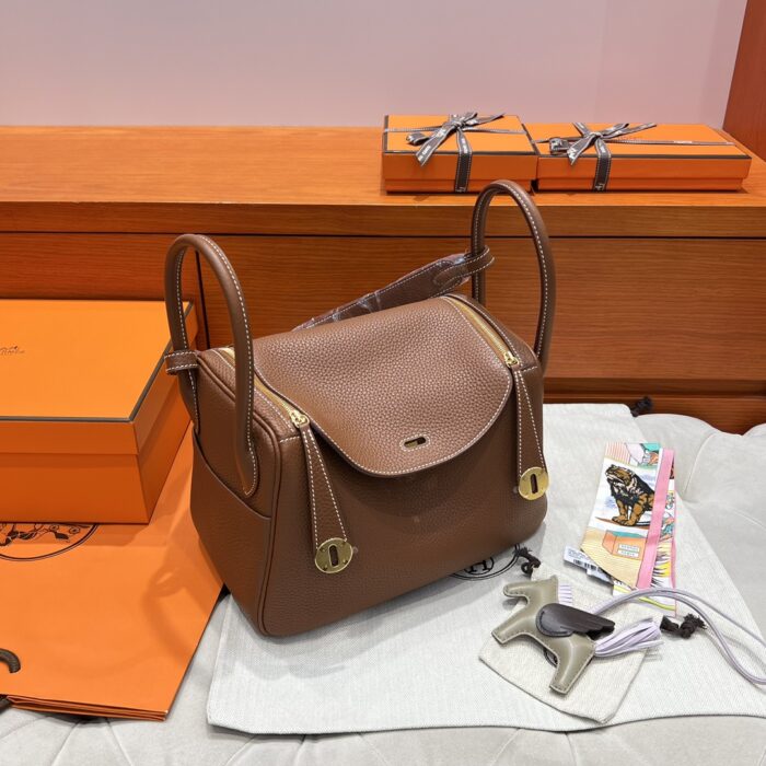 Lindy 26 | 37 Gold Clemence Leather | Gold Hardware | 26×18×12cm - Image 2