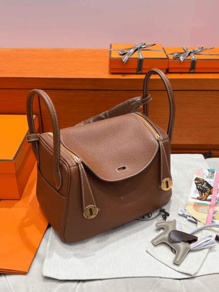 Lindy 26 | 37 Gold Clemence Leather | Gold Hardware | 26×18×12cm
