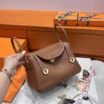 Lindy 26 | 37 Gold Clemence Leather | Gold Hardware | 26×18×12cm - Image 3