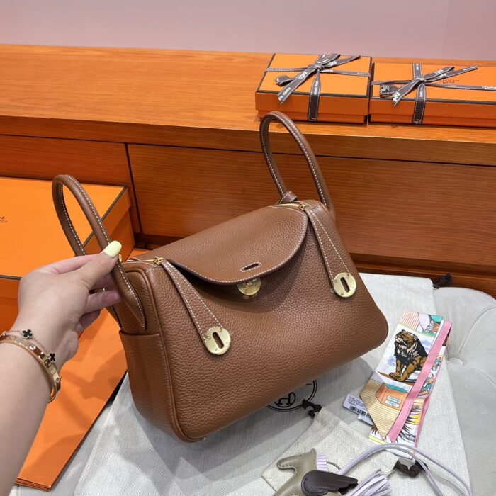 Lindy 26 | 37 Gold Clemence Leather | Gold Hardware | 26×18×12cm - Image 3