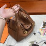 Lindy 26 | 37 Gold Clemence Leather | Gold Hardware | 26×18×12cm - Image 4