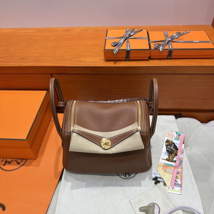 Lindy 26 | 37 Gold Clemence Leather | Gold Hardware | 26×18×12cm - Image 5
