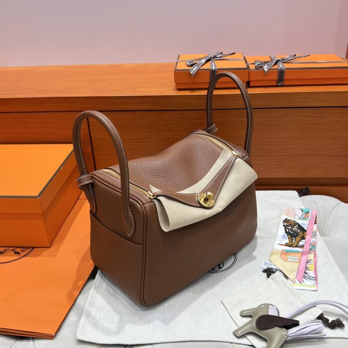 Lindy 26 | 37 Gold Clemence Leather | Gold Hardware | 26×18×12cm - Image 6