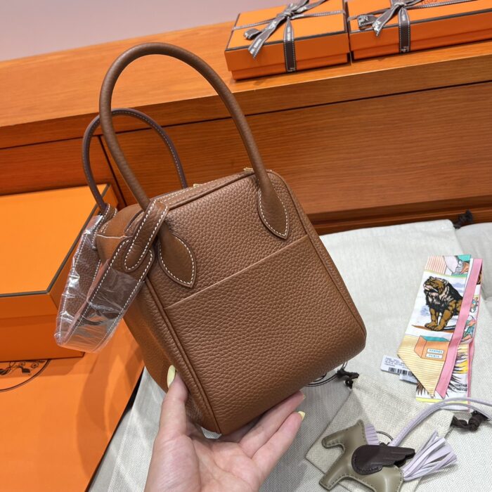 Lindy 26 | 37 Gold Clemence Leather | Gold Hardware | 26×18×12cm - Image 8