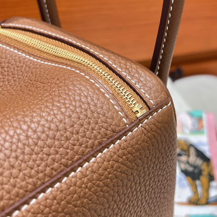 Lindy 26 | 37 Gold Clemence Leather | Gold Hardware | 26×18×12cm - Image 9