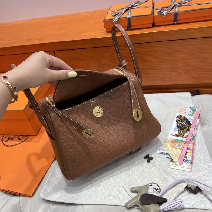 Lindy 26 | 37 Gold Clemence Leather | Gold Hardware | 26×18×12cm - Image 13