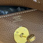 Lindy 26 | 37 Gold Clemence Leather | Gold Hardware | 26×18×12cm - Image 15