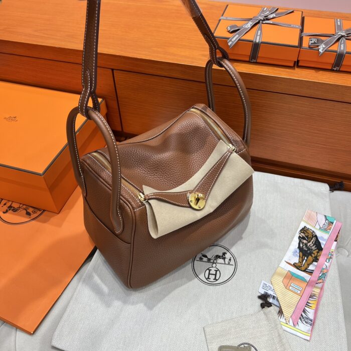 Lindy 26 | 37 Gold Clemence Leather | Gold Hardware | 26×18×12cm - Image 17