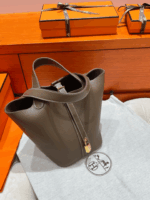 Picotin Lock 18 | Etoupe Clemence Leather | Gold Hardware | 18×13×18cm