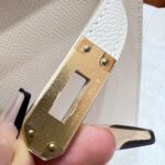 Kelly 25 Bag – Craie with Gold Hardware, 25×17×7 cm, Epsom Leather from France - Image 7