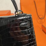 Kelly 25 Bag – Noir with Gold Hardware, 25×20×13 cm, Matte Alligator Leather from France - Image 6
