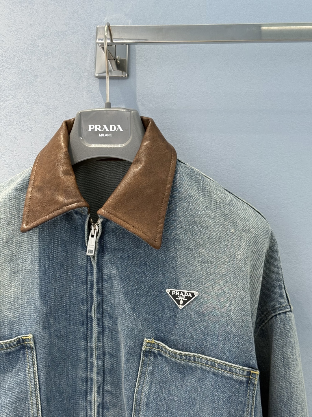 wsxc1754571756345_3 Luxury Denim Cropped Jacket with Signature Triangle Detail – Inspired by Italian Design - Image 8