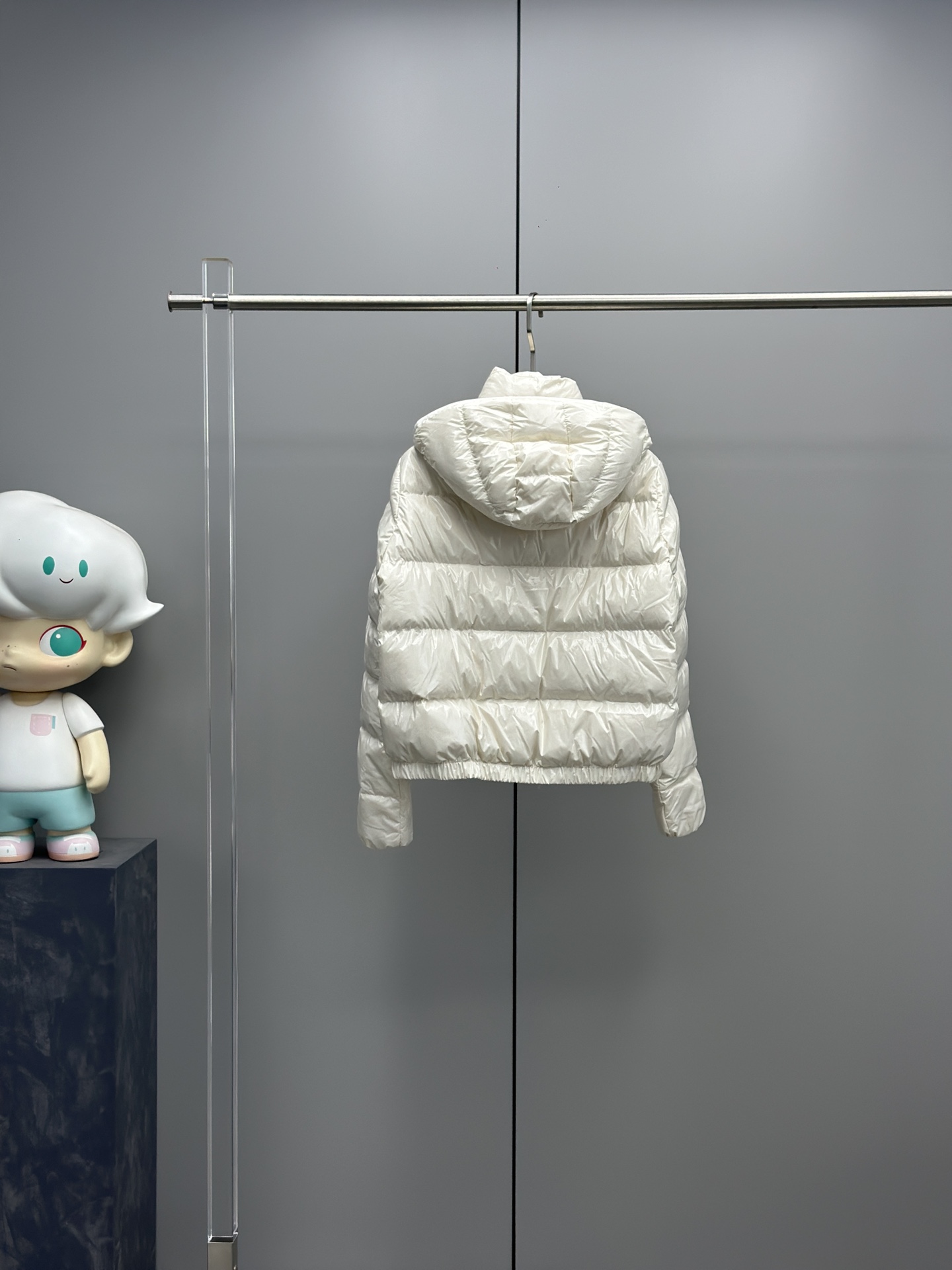 wsxc1758264272635_8 Moncler Andro Women’s Short Down Jacket with Detachable Hood – Cream White, Sakura Pink, Macaron Blue, Black | Sizes 0–3 - Image 3